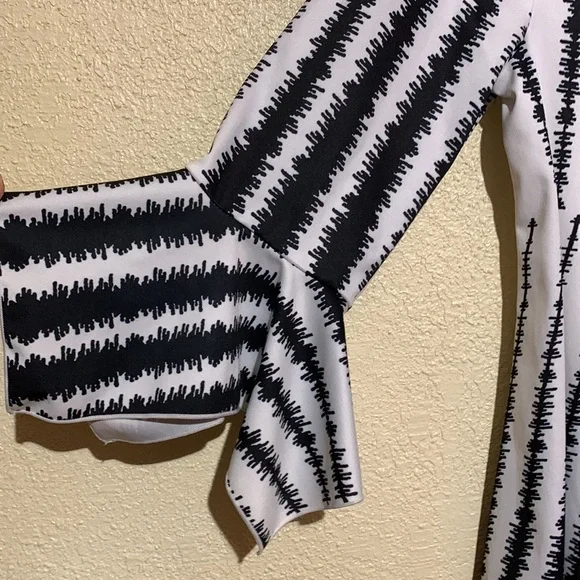 Top Blouse Black White Print Size M Unlisted Brand Stretchy Pullover - Picture 5 of 12